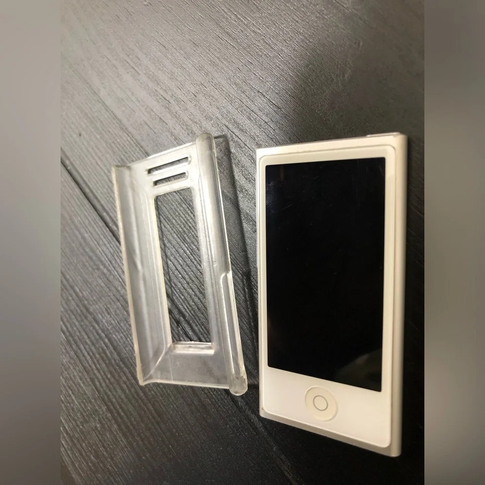 Apple 14GB iPod Nano - 7th Generation Silver - A1446